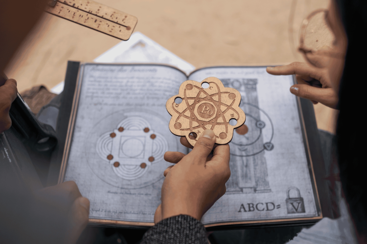 Paris: Treasure Hunt & Walking Tour 'Secret Weapon X'