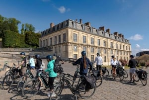 Paris: Versailles Palace and Queen Hamlet E-Bike Tour