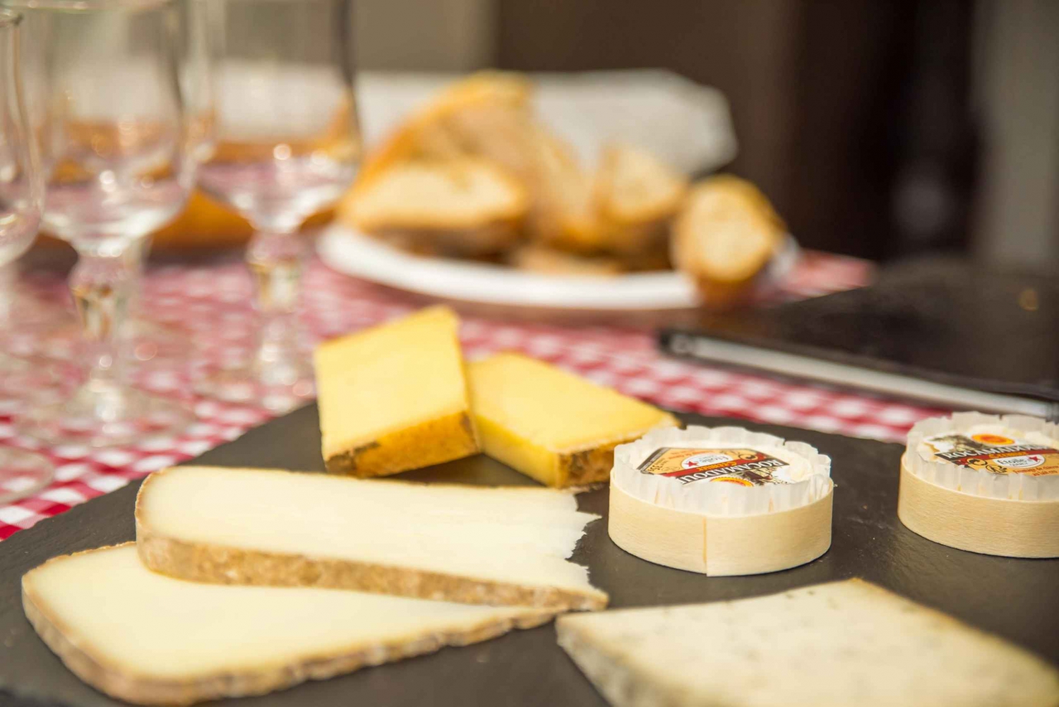 Paris: Walking Food Tour with Cheese, Wine and Delicacies