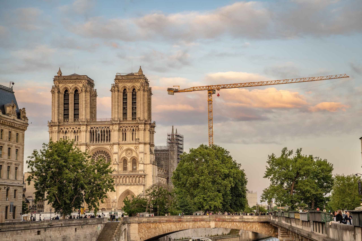 Paris: Walking Tour with Notre Dame or Ste-Chapelle Access