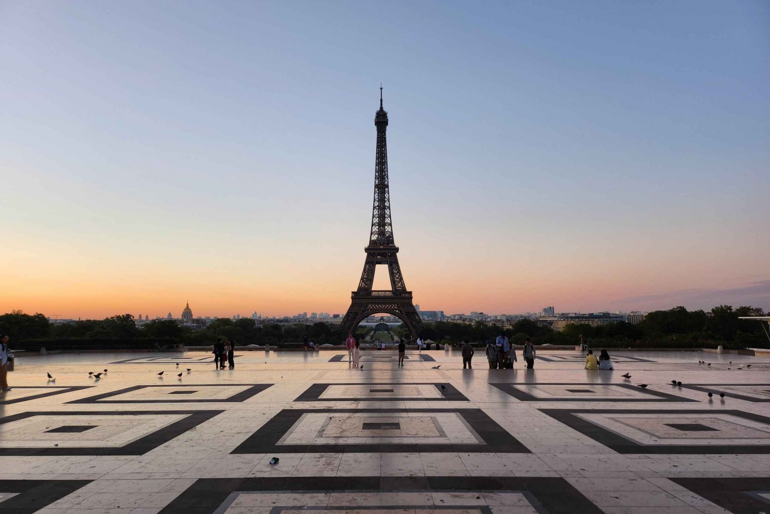 Paris Before the Crowds: Sunrise Bike Tour with Breakfast
