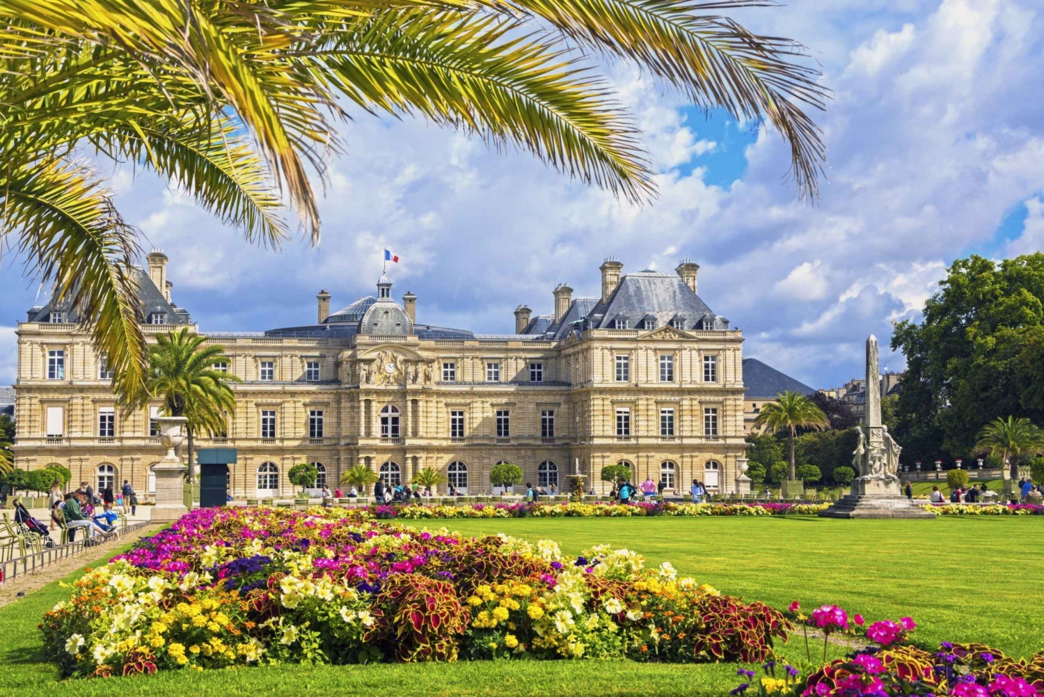 Take-a-Romantic-Stroll-in-Luxembourg-Gardens