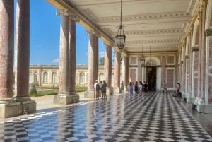 メルセデスでパリ発、ベルサイユ、庭園、トリアノンのプライベートツアー