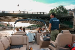 Sail to the Eiffel Tower on a 1h30 private cruise