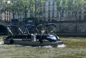 Sail to the Eiffel Tower on a 1h30 private cruise