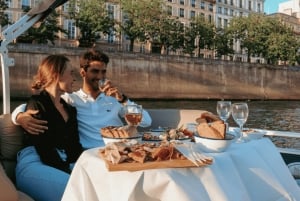 Sail to the Eiffel Tower on a 1h30 private cruise
