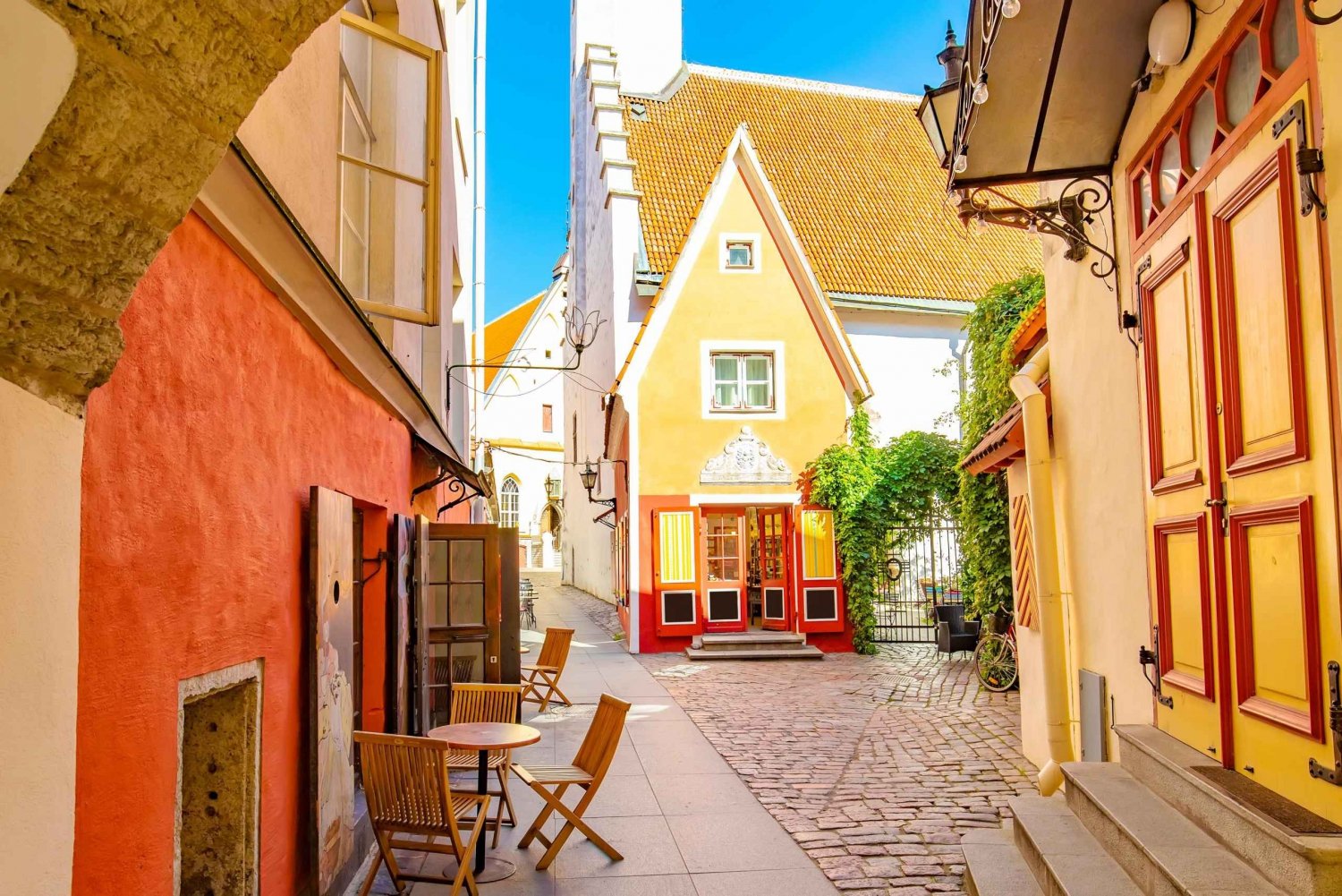 Tales of Tallinn: 4-hour Combo Bus & Walking Tour