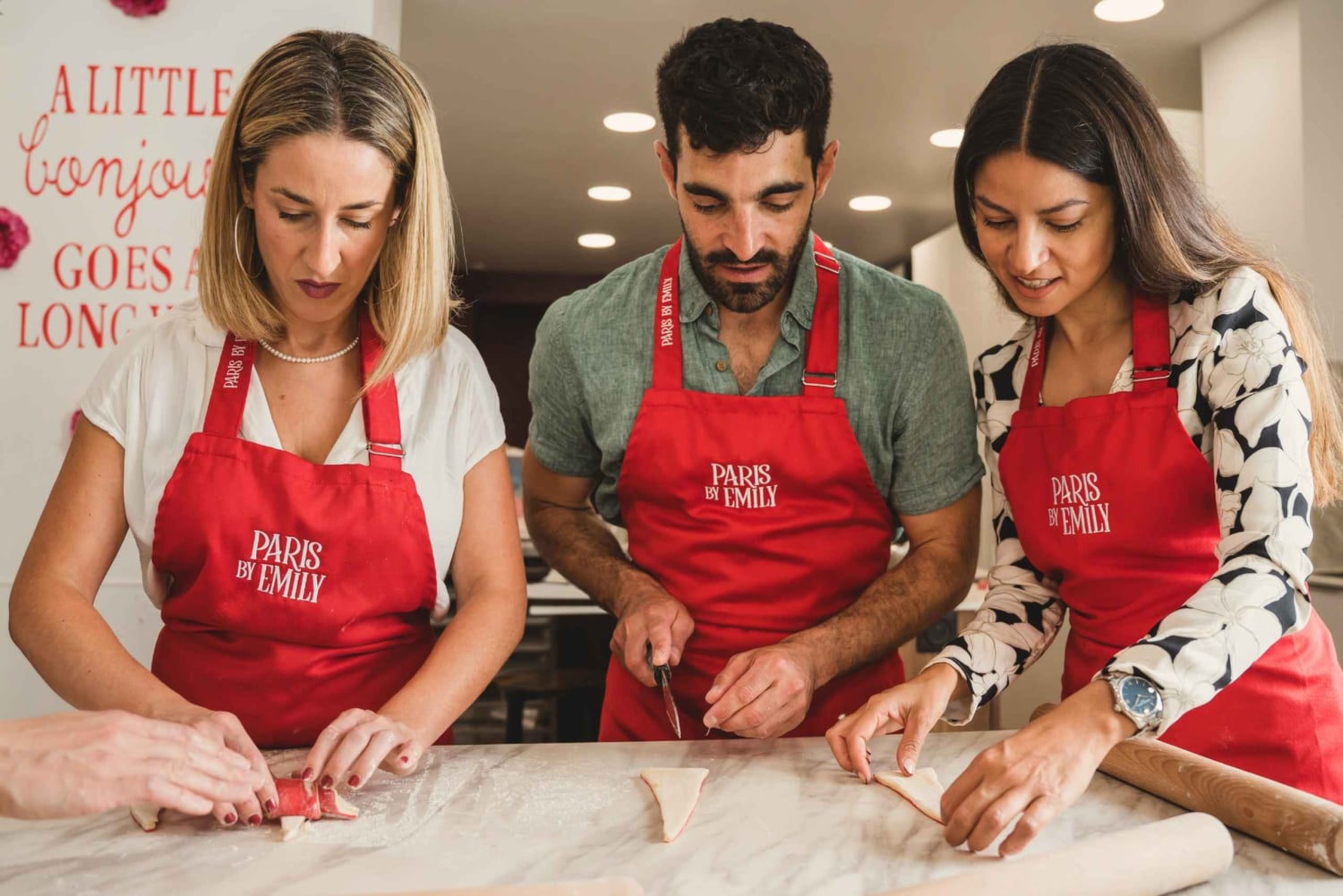 Der offizielle Croissant-Backkurs von Emily in Paris