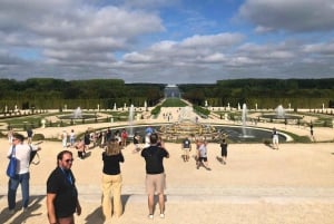 Versailles: Palace & Gardens Guided Tour with Entry Tickets