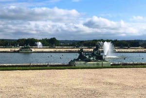 Versailles: Palace & Gardens Guided Tour with Entry Tickets