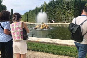 Versailles: Palace & Gardens Guided Tour with Entry Tickets