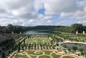 Versailles: Palace & Gardens Guided Tour with Entry Tickets