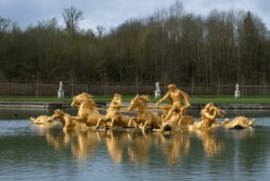 Versailles: Palace & Gardens Guided Tour with Entry Tickets