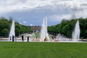 Versaillesin palatsin vierailu minibussilla Pariisista, puoli päivää