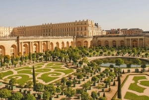 Versailles: Skip-the-Line Day Tour & Transfer from Paris