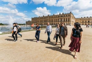 Versailles: Skip-the-Line Tour of Palace with Gardens Access