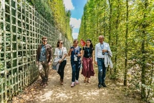 Versailles: Skip-the-Line Tour of Palace with Gardens Access