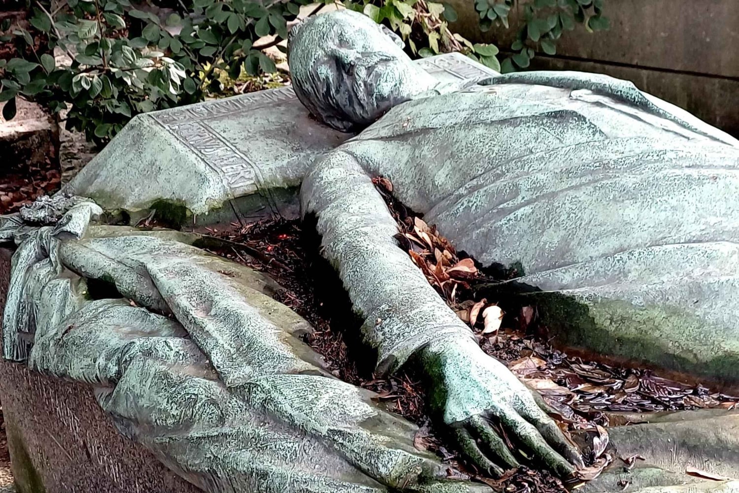 Who Killed Victor ? Escape Game at Père Lachaise Cemetery