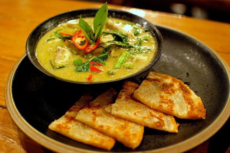 Green curry with roti 