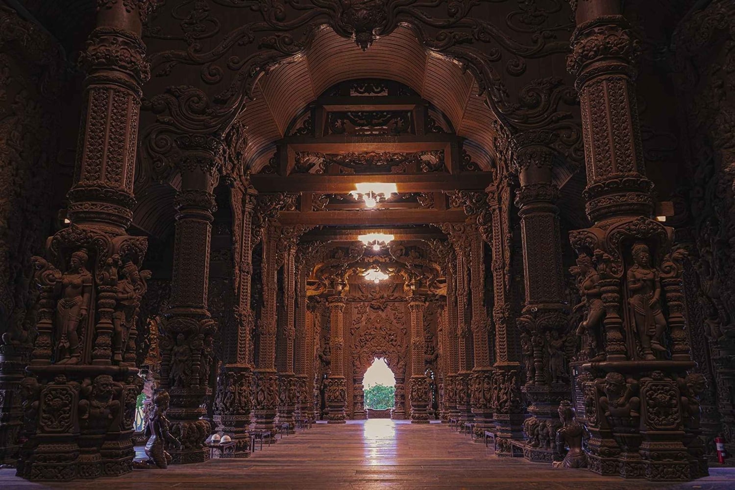 Bangkok & Pattaya Pickup: Evening Sanctuary & Alcazar Show