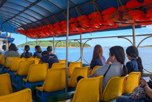 Bangkokista: Tuktuk-kierroksella Koh Sichangin saarella.