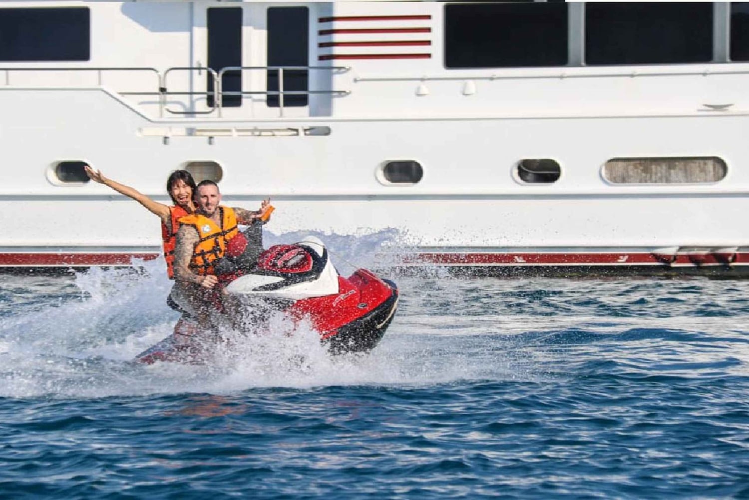 パタヤ発：水上アクティビティ付きのラン島1日ツアー