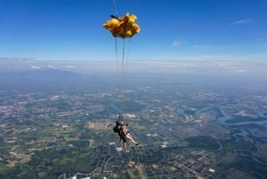 Tandemowy skok ze spadochronem z widokiem na ocean – Pattaya-Bangkok