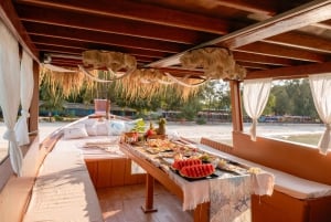 Koh Larn: Private Wooden Boat Charter with Seafood Set
