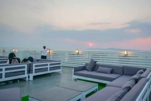 Pattaya : Dîner-croisière All Star, spectacle de cabaret et buffet de bière