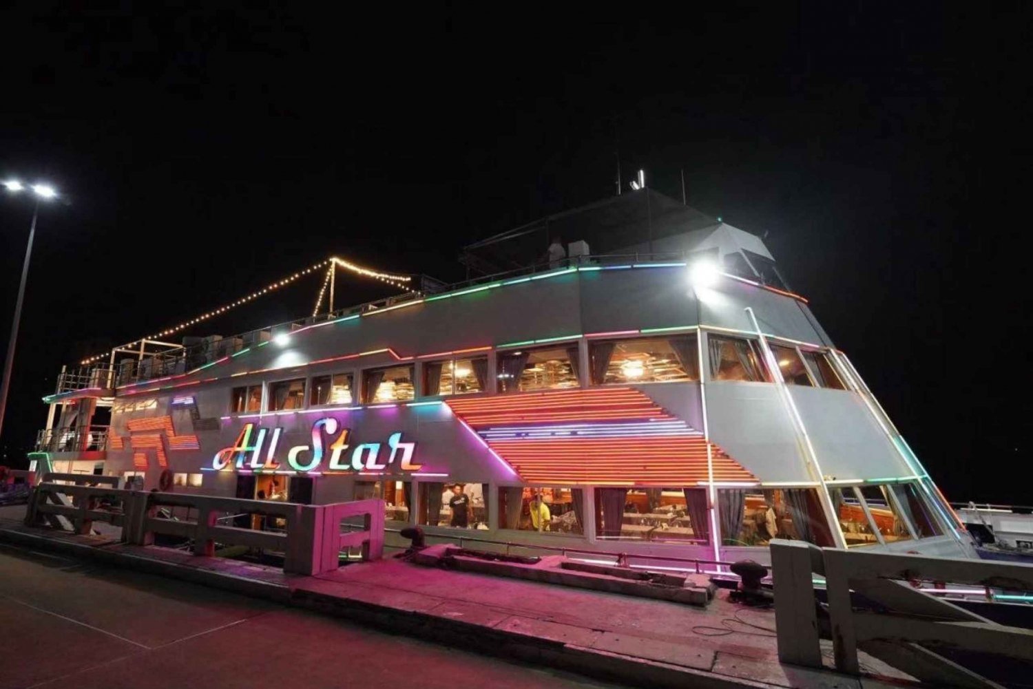 Pattaya : Dîner-croisière All Star, spectacle de cabaret et buffet de bière