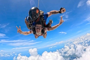 Tandemowy skok ze spadochronem z widokiem na ocean – Pattaya-Bangkok