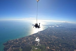 Pattaya: DROPZONE parachutespringen met hoteltransfer