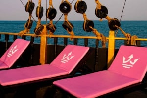Pattaya: Piratbåttur med DJ och vattenaktiviteter