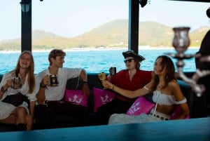 Pattaya: Piratbåttur med DJ och vattenaktiviteter