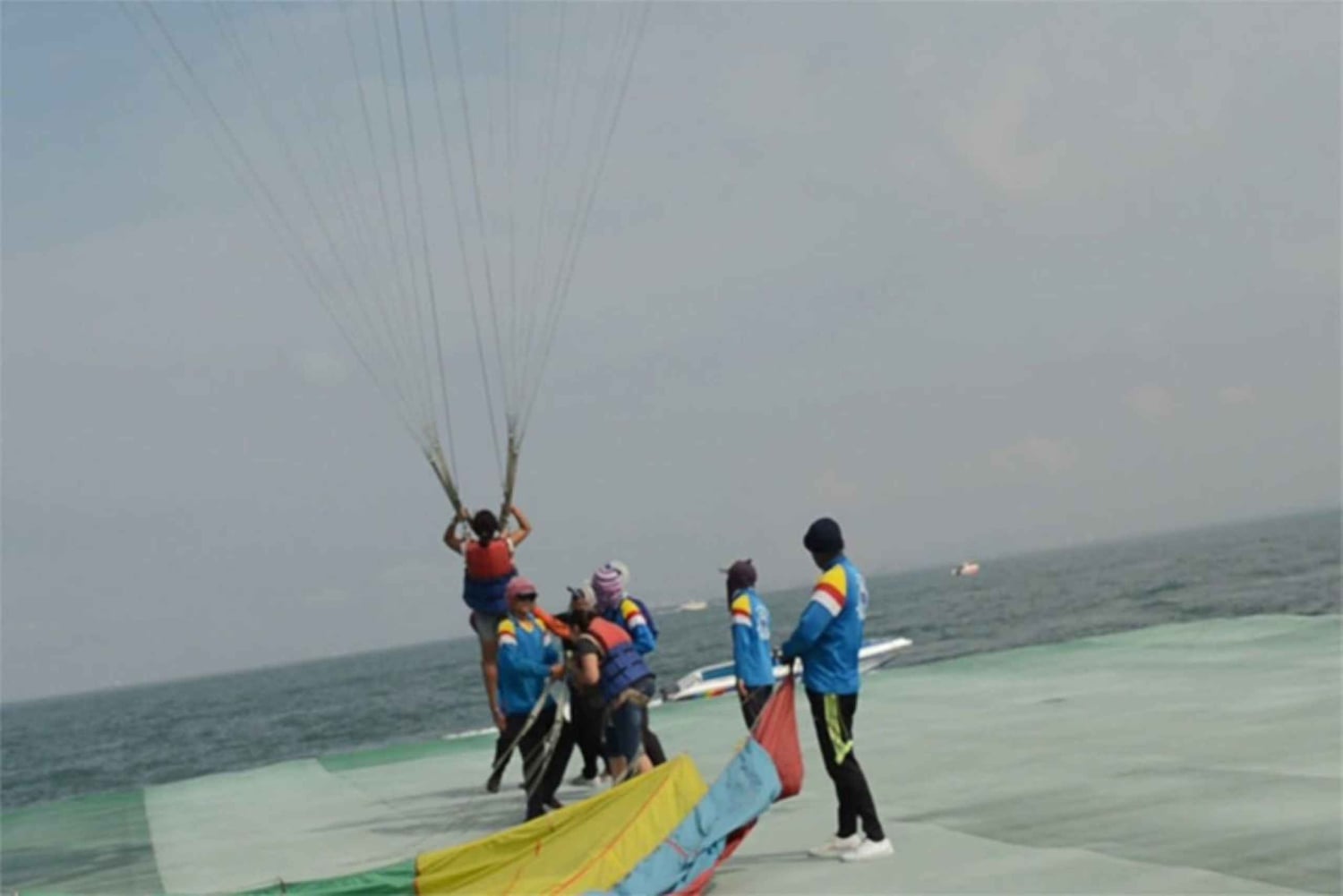 Pattaya: excursión de un día a Koh Larn con parasailing y almuerzo