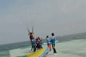 Pattaya: excursión de un día a Koh Larn con parasailing y almuerzo