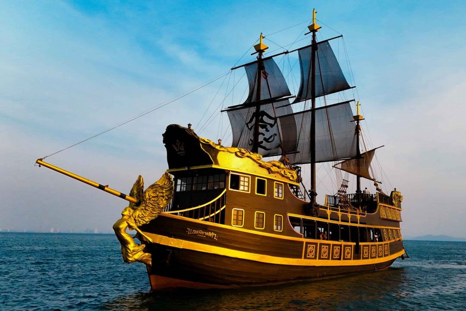 Pattaya: Koh Larn Pirate Cruise with Transfer & Activities