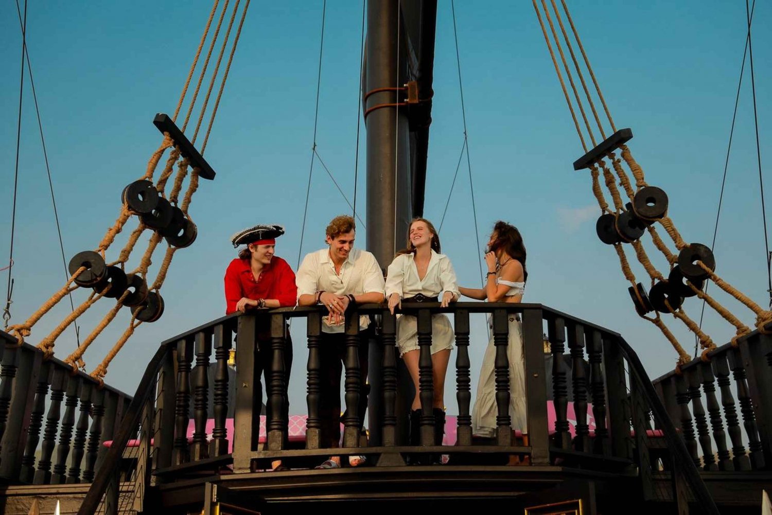 Pattaya: Koh Larn Piraten Cruise met Transfer & Activiteiten