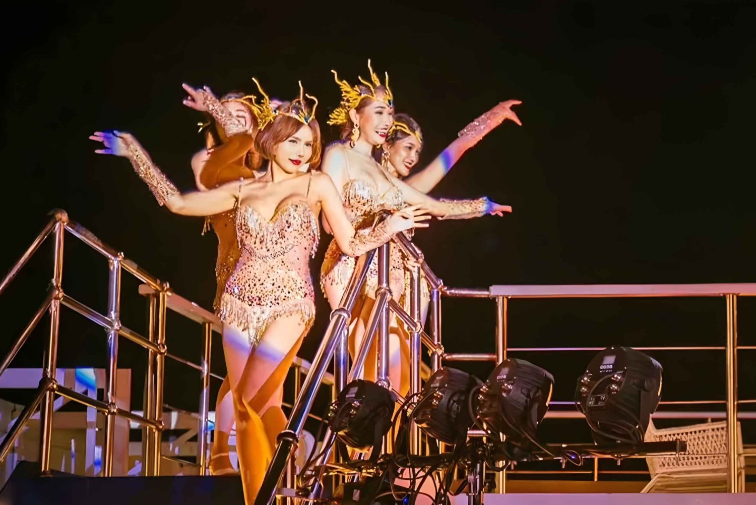 Pattaya: Oriental Carnival Dinner Cruise Cabaret Show Buffet