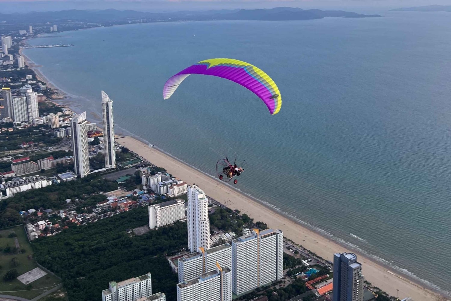 Pattaya: lot paralotniowy widziany nad wybrzeżem Pattaya