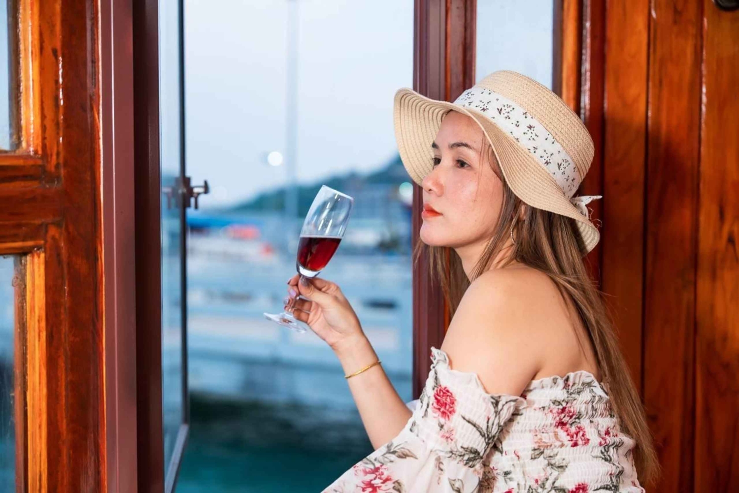 Soirée sur un bateau au coucher du soleil à Pattaya