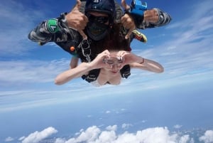 Pattaya: THAISKY Fallskärmsupplevelse （Optionella överföringar）