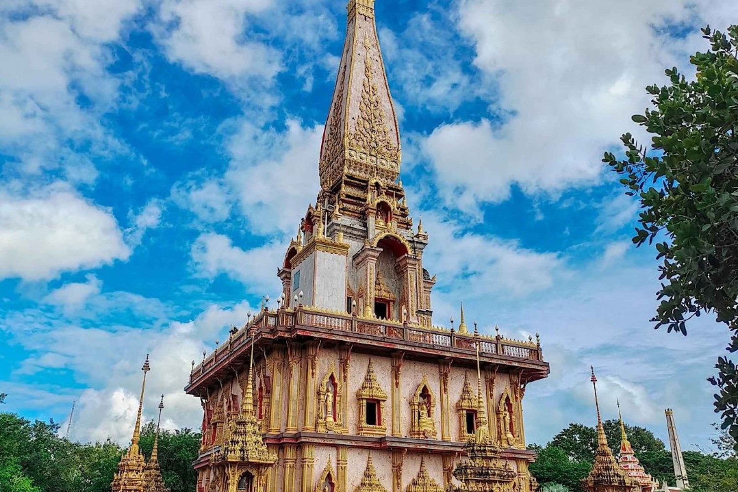 Observe-the-Wat-Chaimongkol-Buddhist-Temple