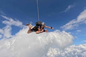 タイ:バンコクとパタヤ上空のタンデムスカイダイビング アドベンチャー