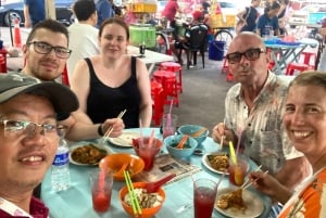 Penang: Georgetown Foodie Tour a pie con un cóctel