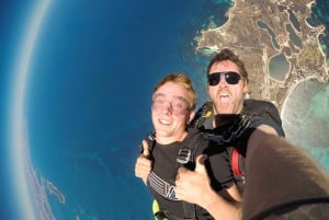 Hillarys havn: Rottnest Island Skydive and Ferry Package