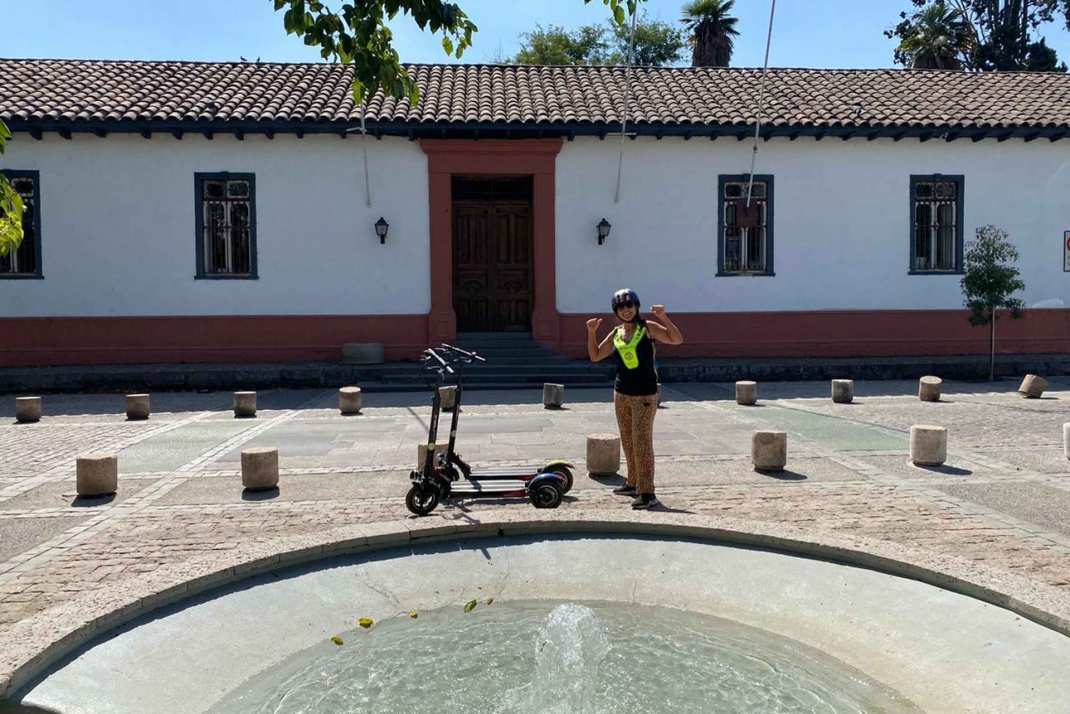 Santiago op een elektrische scooter. Stad en natuur