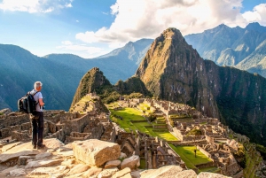 Aguas Calientes: Biljett till Machu Picchu, buss och privat guide
