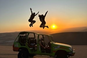 Buggy-tur i Huacachina-ørkenen, solnedgang og sandboarding