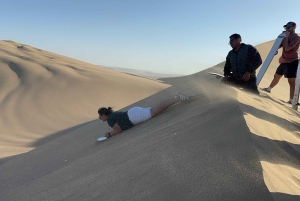 Buggy-tur i Huacachina-ørkenen, solnedgang og sandboarding